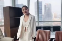 Gaya Seksi Formal Inge Anugrah Bikin Mantan Nyesal. Sumber foto : suara.com 