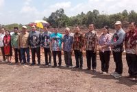 Bupati Barito Timur Ampera A.Y Mebas melakukan peletakan batu pertama pembangunan Puskesmas di Kecamatan Dusun Timur, Tamiang Layang, Kamis (03/08/2023). Foto:Zakirin/1tulah.com