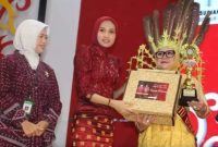 Hj. Sri Hidayati Nadalsyah (dua dari kanan), Bunda PAUD Barito Utara meraih juara 1 sebagai Bunda PAUD Berprestasi Tingkat Provinsi Kalimantan Tengah, Rabu (30/8/2023). Foto:Delia