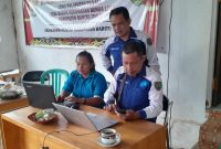 Kepala Bidang Pengelolaan Informasi dan Komunikasi Publik Wayan Cakre, SIp (berdiri) saat memberikan pelatihan kepada Komunitas Informasi Masyarakat (KIM) Pipakat Bagok di Desa Bagok Kecamatan Benua Lima, Kamis (03/08/2023). Foto: 1tulah.com/zakirin