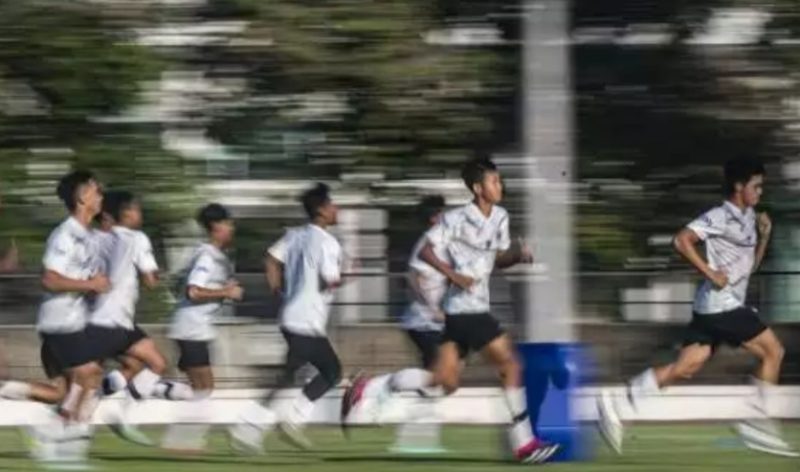 Pesepak bola Timnas Indonesia U-17 mengikuti sesi latihan di Lapangan ABC, Senayan, Jakarta, Kamis (20/7/2023). Latihan tersebut guna persiapan menghadapi Piala Dunia U-17 yang akan digelar 10 November hingga 2 Desember 2023 di Indonesia. ANTARA FOTO/Aprillio Akbar/nym.