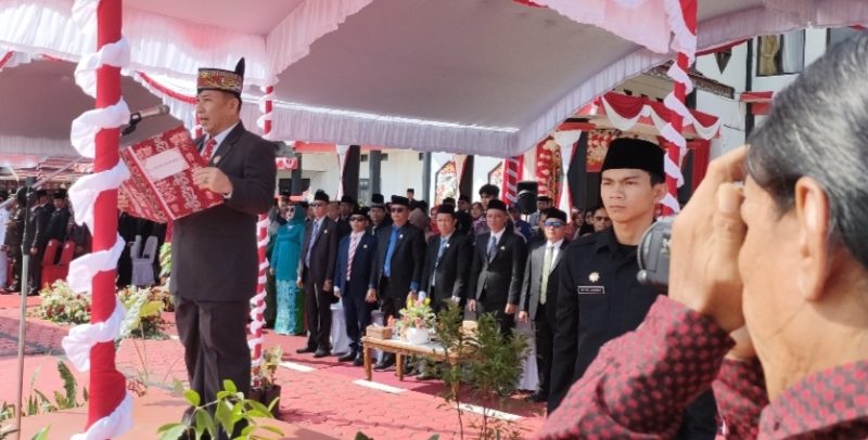 Ketua DPRD Murung Raya Doni Bacakan Naskah Proklamasi, Kamis (17/08/2023). (Foto :1tulah.com)