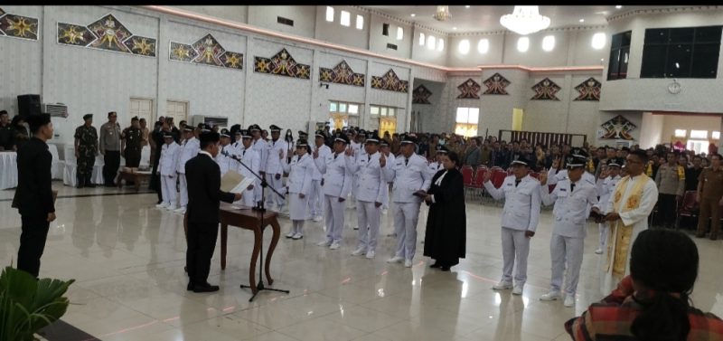 Bupati Mura Perdie M Yoseph melantik dan mengambil sumpah/janji 34 Kepala Desa yang terpilih dalam Pilkades serentak, Senin (31/08/2023). (Foto :1tulah.com)