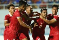 Pemain Timnas Indonesia U-23, Frengky Missa (kanan) dan Arkhan Fikri melakukan selebrasi bersama pencetak gol Muhammad Ferarri (tengah) dalam laga semifinal Piala AFF U-23 2023 di Province Rayong Stadium, Rayong, Thailand, Kamis (24/8/2023) malam WIB. [Twitter/@TimnasIndonesia]