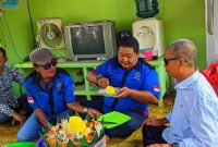 Ketua PD IWO Bartim Boy Tanriomato (tengah) memotong tumpeng dalam rangka HUT ke-11 Ikatan Wartawan Online (IWO) Bartim, Selasa (8/8/2023). Foto : 1tulah.com/zakirin

