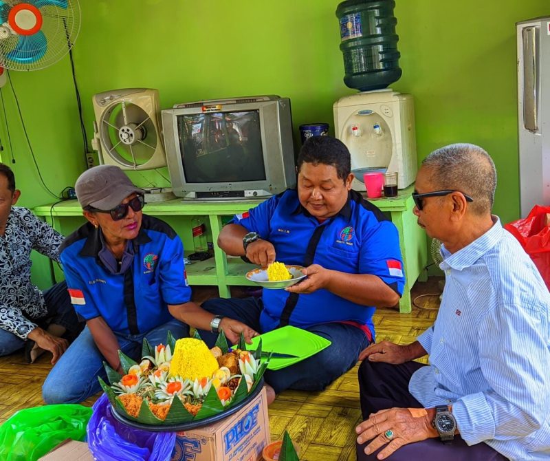 Ketua PD IWO Bartim Boy Tanriomato (tengah) memotong tumpeng dalam rangka HUT ke-11 Ikatan Wartawan Online (IWO) Bartim, Selasa (8/8/2023). Foto : 1tulah.com/zakirin

