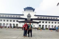 Kepala Dinas Komunikasi Informatika Persandian dan Statistik Bartim Dr. Dwi Aryanto (batik hijau kanan). Foto: 1tulah.com/zakirin