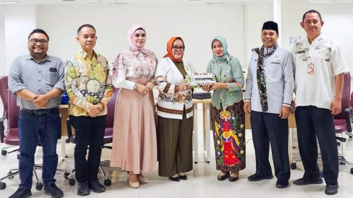 Wakil Ketua III DPRD Kalteng, Faridawaty Darland Atjeh (tengah) saat kunjungan kerja ke Dispusip DKI Jakarta, Kamis (22/6/2023)(FOTO:DPRD KALTENG)