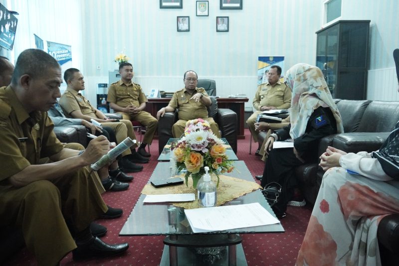 Sekretaris Daerah Kabupaten Asahan Drs. John Hardi Nasution, M.Si menerima audensi Yayasan Abulyatama Indonesia Cabang Kisaran di ruang kerja Sekda, Selasa (08/08/2023). Foto.Irwan/1tulah.com