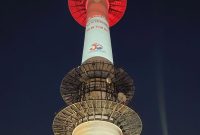 Namsan Tower berubah menjadi merah putih. (Foto: instagram @gandisulis)