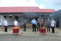 Kejaksaan Negeri Barito Timur saat melakukan pemusnahan sejumlah barang bukti. Foto:1tulah.com/zakirin