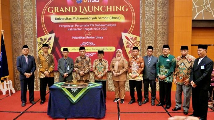 Wakil Ketua I DPRD Kalteng Abdul Razak (lima dari kiri), menghadiri peresmian UMSA di Aquarius Boutique Hotel Sampit, Jalan Jendral Sudirman Km 2.5 Sampit, Kabupaten Kotim baru-baru ini. (FOTO : ISTIMEWA)