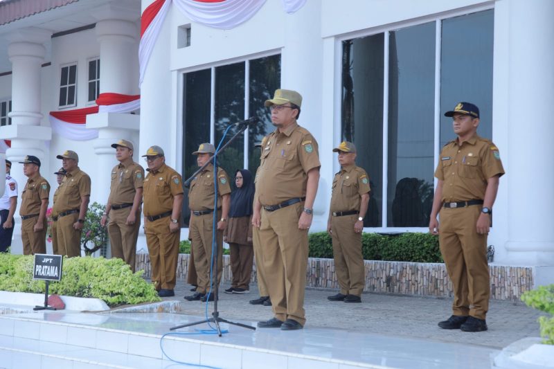 
Sekda Kabupaten Asahan, Drs. John Hardi Nasution, saat memimpin Apel Gabungan Bulan Agustus 2023 di Halaman Kantor Bupati Asahan, Senin (07/08/2023).Foto.Irwan/1tulah.com
