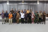 Ir Willy M Yoseph MM saat foto bersama dengan anggota DPRD Barito Utara dan tamu undangan lain, Selasa (08/08/2023).Foto.Budi/1tulah.com