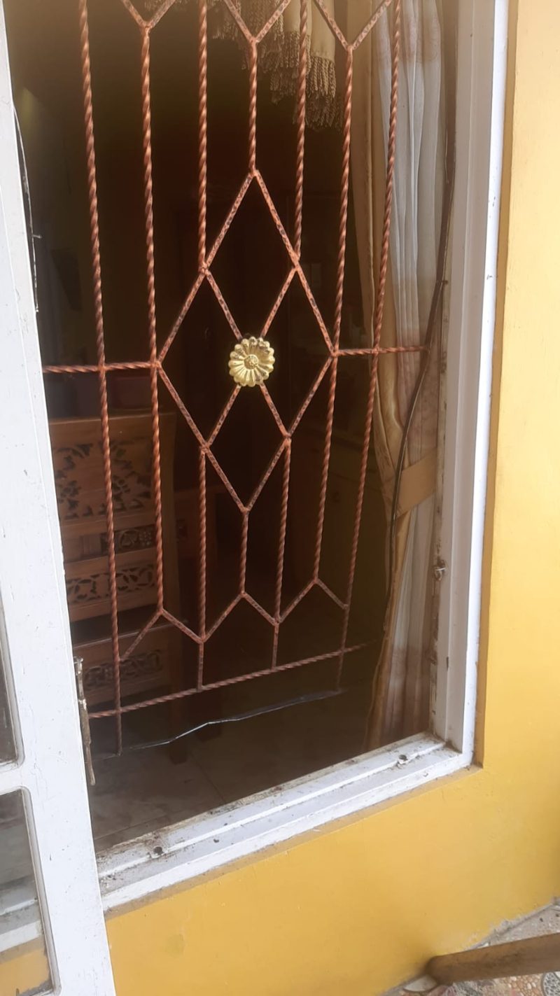 Jendela inilah yang dicongkel kawanan maling masuk rumah Kepala Puskesmas Lanjas, Selasa (8/8/2023).Foto.Yulia/1tulah.com