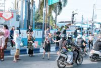 Karyawan BRI Muara Teweh saat turun ke jalan bagikan flayer edukasi anti skimming kejahatan siber