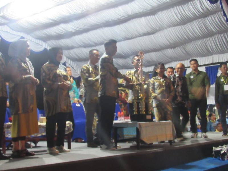 Bupati Nadalsyah saat membuka kegiatan Pesparawi XIII, Jumat (18/08/2023) di Lampeong, Kecamatn Gunung Purei. Foto.Uzi