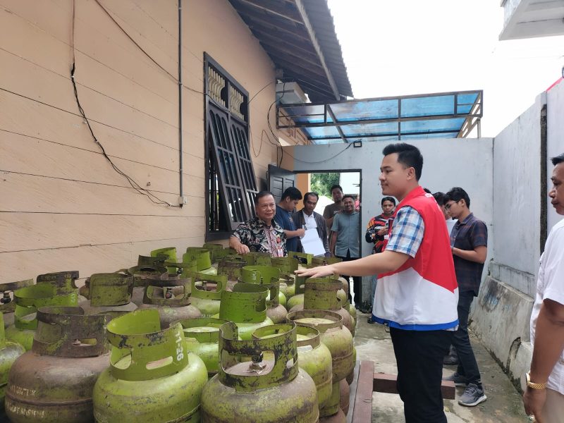Pertamina, anggota DPRD dan Polisi saat sidak di sejumlah  pangkalan  LPG bersubsidi di Kota Muara Teweh,baru-baru lalu. Foto.dok/1tulah.com 