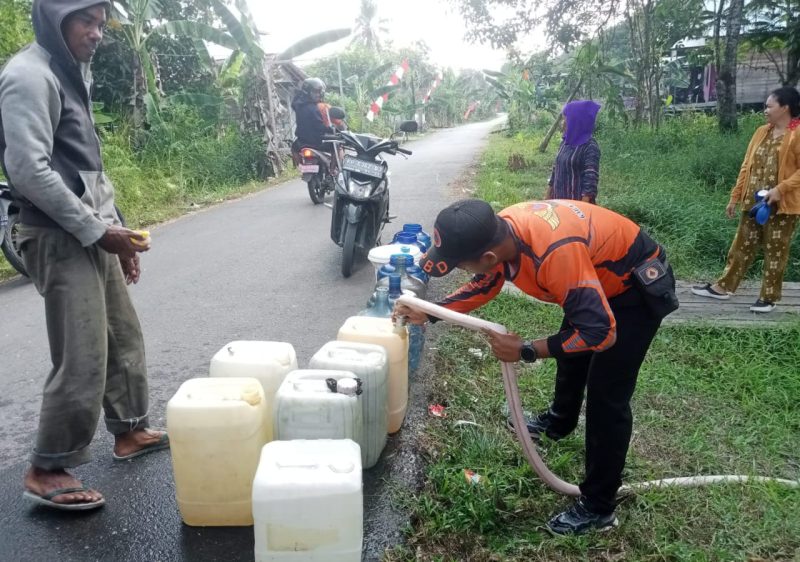 Anggota BPBD Kabupaten Barsel saat mendistribusian air bersih kepada warga desa yang mengalami kekeringan air beberapa hari lalu. Kamis (31/8/2023). Foto. Alifansyah/1tulah.com