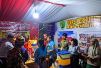 Bupati Bartim (baju batik biru) terlihat sedang mengunjungi stan-stan di kegiatan expo 2023 dan pameran. Foto: 1tulah.com/zakirin