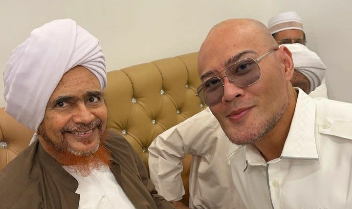 Deddy Corbuzier bertemu Habib Umar Bin HAfidz. (foto: instagram @mastercorbuzier)