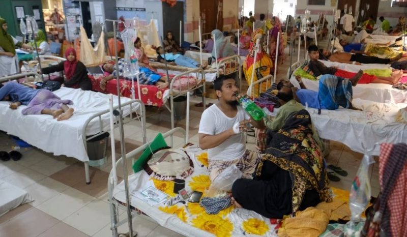 
Para pasien yang menderita demam berdarah menerima perawatan di rumah sakit Mugda Medical College di Dhaka, Bangladesh, Kamis, 10 Agustus 2023.