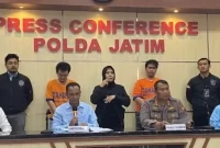 Press Rilis Polda Jatim mengenai dua tersangka order fiktif yang merugikan aplikasi Gojek. Sumber foto : suara.com