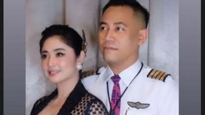 Dewi Perssik dan Rully. Sumber foto : suara.com