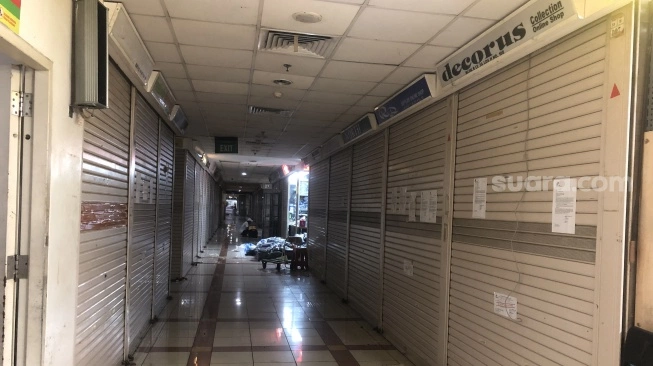 Kondisi toko-toko di Pasar Tanah Abang, Jakarta Pusat yang tutup. (Suara.com/Faqih) 