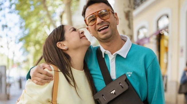 Potret Raffi Ahmad dan Nagita Slavina di Spanyol. Sumber foto : suara.com