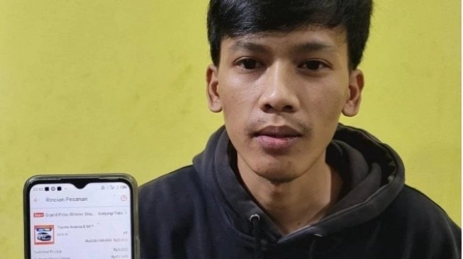 Sosok pemenang mobil Avanza seharga Rp9 ribu, Endang Nurdin. Sumber foto : suara.com
