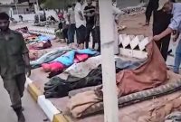 Jenazah para korban tewas tampak dibaringkan di pinggir jalan pasca badai dan banjir dahsyat di kota pesisir Derna, Libya (13/9/2023). 