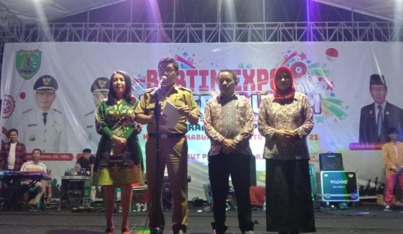 Bupati Bartim Ampera AY Mebas saat menyampaikan sambutan pada penutupan Bartim Expo tahun 2023. Foto: 1tulah.com/zakirin
