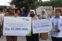 Dinas Sosial Kapuas dan BPJS saat menyerahkan manfaat jaminan kematian. foto. Maman