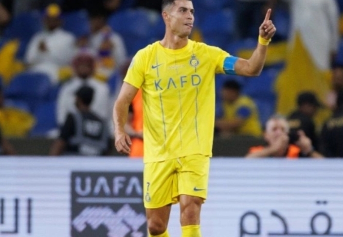 Penyerang Al Nassr, Cristiano Ronaldo melakukan selebrasi usai mencetak gol ke gawang Al Ahli pada laga final Arab Club Champions Cup 2023 di Stadion King Fahd, Taif, Arab Saudi, Sabtu (12/8/) malam WIB. [AFP]

