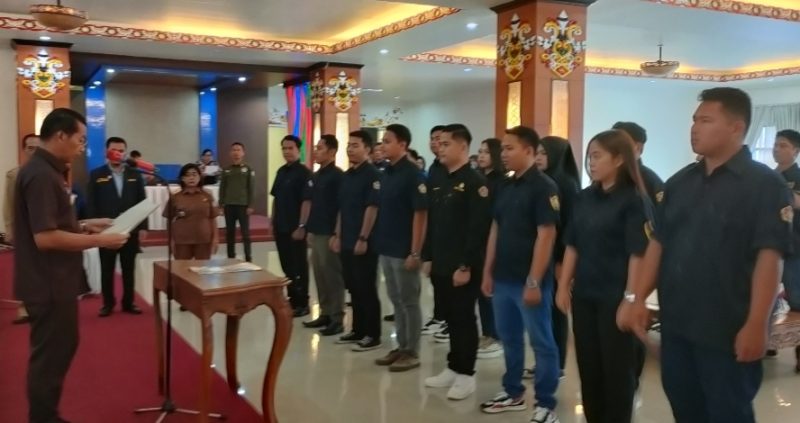 Bupati Mura Perdie M Yoseph saat mengukuhkan dan melantik Pengurus Karang Taruna Kabupaten Murung Raya Masa Bhakti 2023-2028, Selasa (5/09/2023). (Foto :Suroso/1tulah.com)