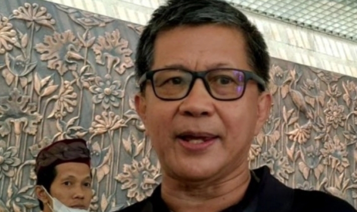 Pengamat politik Rocky Gerung semapt diadang massa usai diperiksa Bareskrim Polri. ANTARA/Hendri Sukma Indrawan