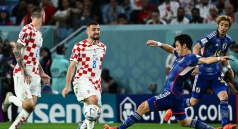 Gelandang Jepang Wataru Endo (Kanan) berebut bola dengan gelandang Kroasia Mateo Kovacic dan gelandang Jepang Takefusa Kubo pada pertandingan babak 16 besar Piala Dunia Qatar 2022 antara Jepang dan Kroasia di Al-Janoub Stadion di Al-Wakrah, selatan Doha pada 5 Desember 2022. Permata SAMAD / AFP