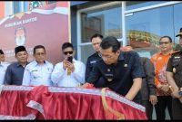 Bupati Mura Perdie M Yoseph Pemkab Murung Raya saat meresmikan kantor KPU Mura yang baru, Rabu (13/09/2023). (Foto : Suroso/1tulah.com)