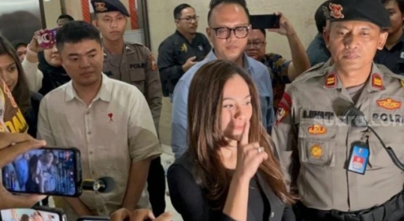 Wulan Guritno usai menjalani pemeriksaan kasus promosi judi online di Bareskrim Polri. (Suara.com/M Yasir)
