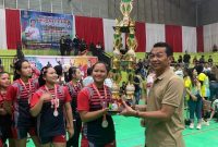 Bupati Mura Perdie M Yoseph menyerahkan  piala kepada pemenang, Kamis malam(14/09/2023). (Foto : 1tulah.com)