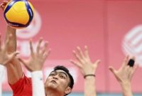 Pebola voli putra Indonesia Doni Haryono melakukan spike ke arah pebola voli China pada babak 12 besar Asian Games 2022 di Linping Sport Centre Gymnasium, Hangzhou, Zhejiang, China, Jumat (22/9/2023). Indonesia kalah dari China dengan skor 1-3. ANTARA FOTO/M Risyal Hidayat/aww.