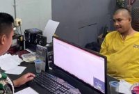 Anggota Paspampers Praka Riswandi Manik atau Praka RM pakai baju tahanan setelah menganiaya Imam Masykur warga Aceh sampai tewas. (Foto dok. Pomdam Jaya)