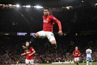 Gelandang Manchester United asal Brazil, Casemiro melakukan selebrasi usai mencetak gol kedua timnya selama pertandingan putaran ketiga Piala Liga Inggris 2023-2024 antara Manchester United vs Crystal Palace di Old Trafford di Manchester, barat laut Inggris, pada 26 September 2023. Oli SCARFF / AFP.