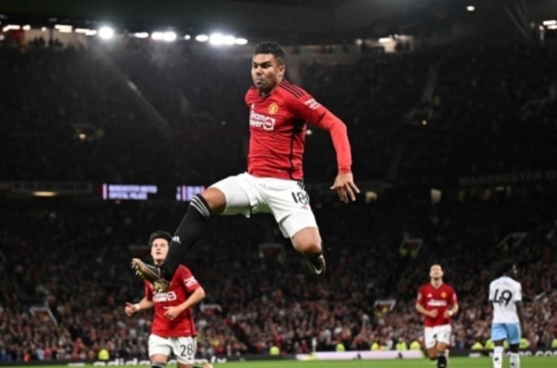 Gelandang Manchester United asal Brazil, Casemiro melakukan selebrasi usai mencetak gol kedua timnya selama pertandingan putaran ketiga Piala Liga Inggris 2023-2024 antara Manchester United vs Crystal Palace di Old Trafford di Manchester, barat laut Inggris, pada 26 September 2023. Oli SCARFF / AFP.