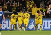 Bek Dortmund asal Norwegia Julian Ryerson (kedua dari kanan) merayakan gol 1-3 bersama rekan satu timnya pada pertandingan sepak bola divisi satu Bundesliga TSG 1899 Hoffenheim v BVB Borussia Dortmund di Sinsheim, barat daya Jerman, pada 29 September 2023. Daniel ROLAND / AFP