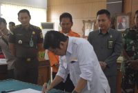 Bupati Bartim Ampera AY Mebas saat lakukan penandatanganan berita acara pada rapat koordinasi Karhutla di ruang rapat Bupati Bartim. Foto : 1tulah.com/zakirin