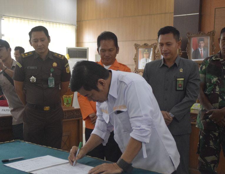 Bupati Bartim Ampera AY Mebas saat lakukan penandatanganan berita acara pada rapat koordinasi Karhutla di ruang rapat Bupati Bartim. Foto : 1tulah.com/zakirin