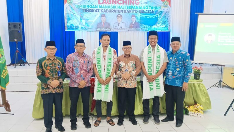 
Kakanwil Kemenag Kalteng H. Noor Fahmi (tengah) didampingi Kepala Kantor Kemenag Barsel H. Arbaja (kiri) dan Sufian Arifin Kabag Kesra (kiri tengah) saat berfoto bersama CJH Barsel yang mengikuti launching MHST, Kamis (14/9/2023). Foto. Alifansyah/1tulah.com
