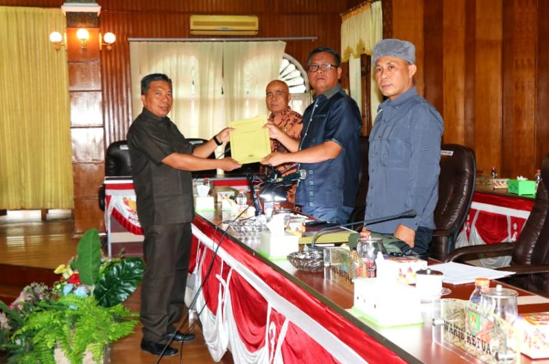 DPRD Kabupaten Asahan menggelar Rapat Paripurna dalam acara Penyampaian Laporan Reses DPRD Kabupaten Asahan Tahap-III (tiga) Per Daerah Pemilihan Tahun 2023, di Aula Rambate Rata Raya, Kantor DPRD Kabupaten Asahan, pada Kamis (14/9/2023).Foto Irwan/1tulah.com